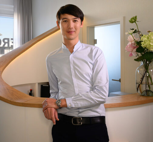 Praxis für Ergotherapie in Dresden, Inhaber Erik Nguyen Thanh steht vor dem Empfangstresen